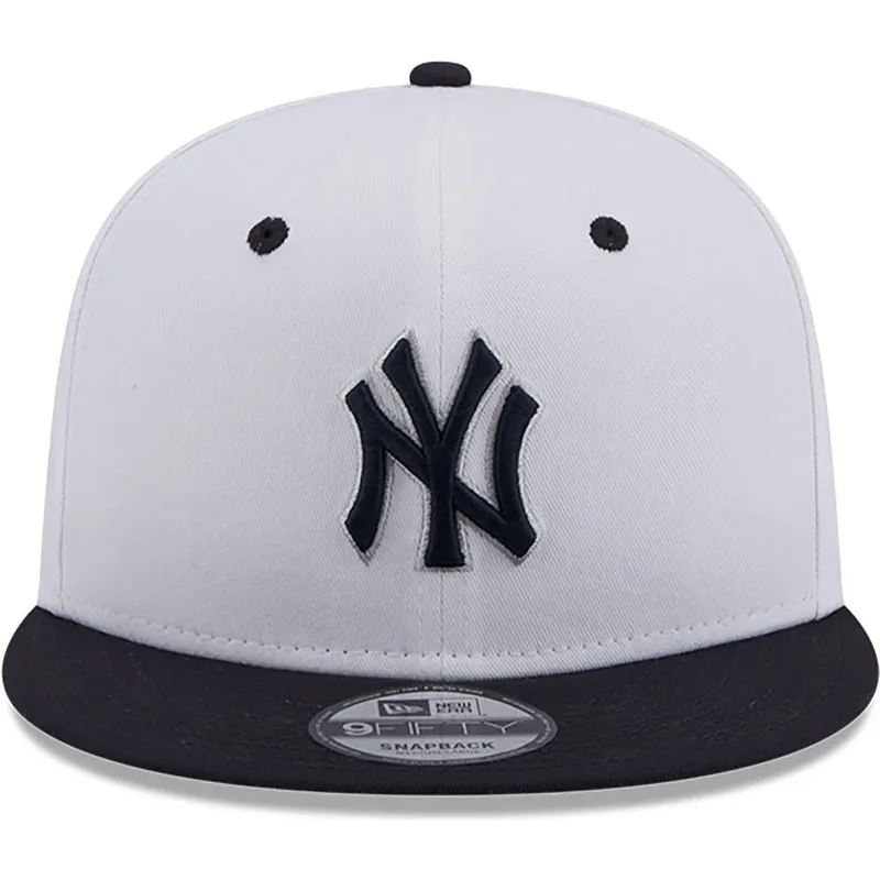 vit-och-marinbla-platt-snapback-keps-med-marinblatt-9fifty-white-crown-patch-logotyp-fran-new-york-yankees-mlb-av-new-era