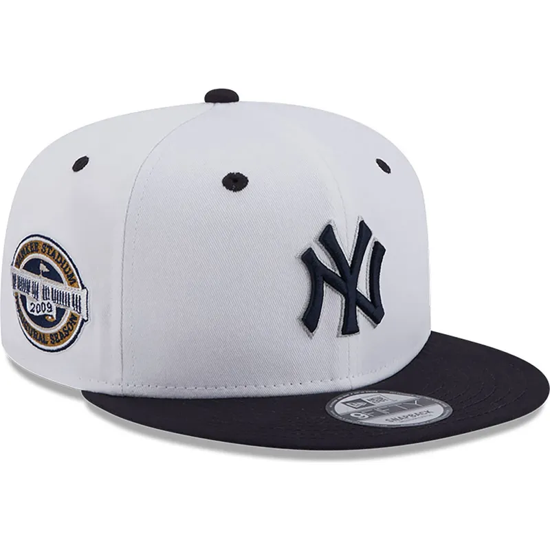 vit-och-marinbla-platt-snapback-keps-med-marinblatt-9fifty-white-crown-patch-logotyp-fran-new-york-yankees-mlb-av-new-era