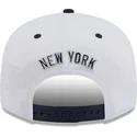 vit-och-marinbla-platt-snapback-keps-med-marinblatt-9fifty-white-crown-patch-logotyp-fran-new-york-yankees-mlb-av-new-era