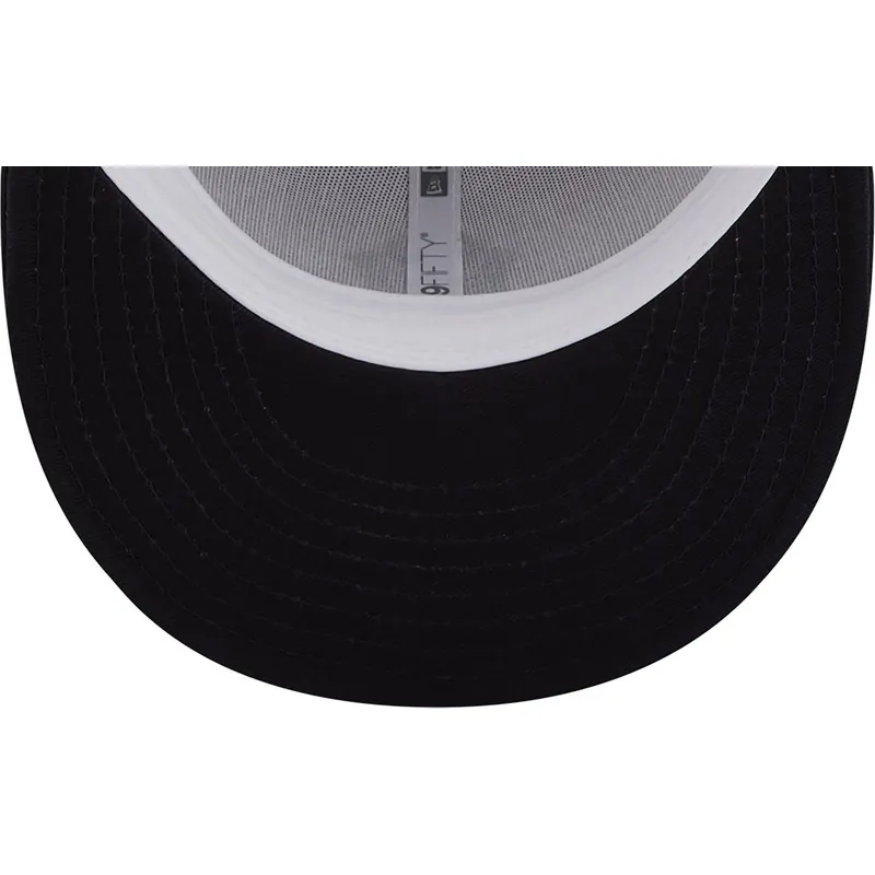 vit-och-marinbla-platt-snapback-keps-med-marinblatt-9fifty-white-crown-patch-logotyp-fran-new-york-yankees-mlb-av-new-era