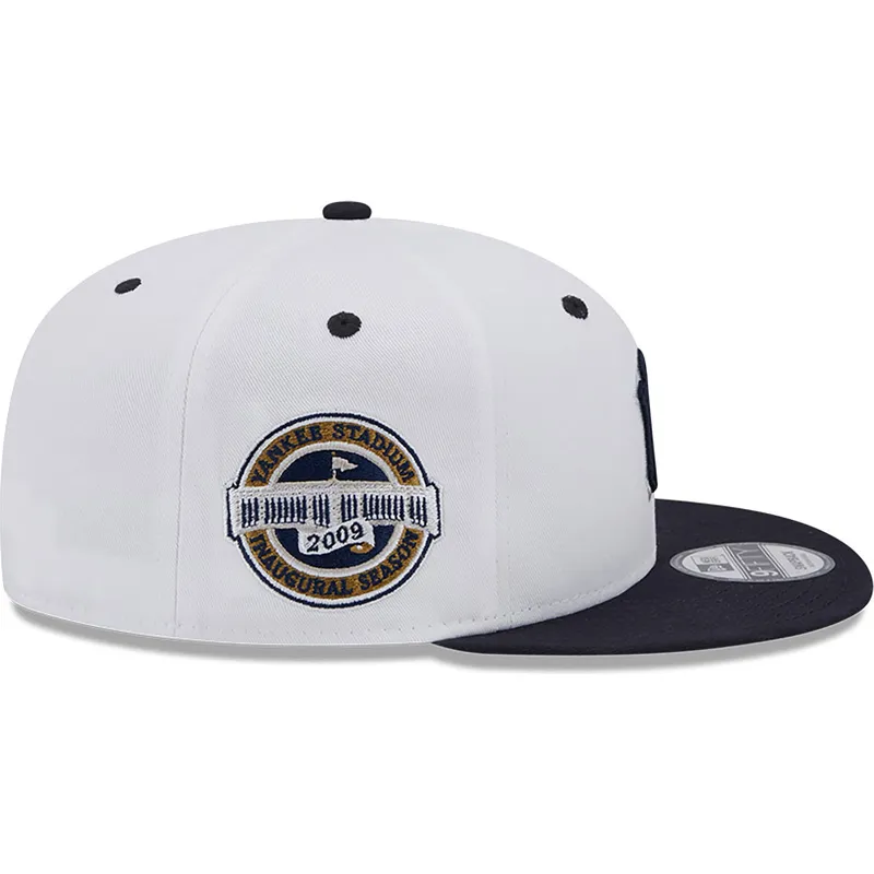 vit-och-marinbla-platt-snapback-keps-med-marinblatt-9fifty-white-crown-patch-logotyp-fran-new-york-yankees-mlb-av-new-era