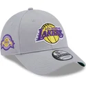 gra-justerbar-kurvad-keps-9forty-team-side-patch-fran-los-angeles-lakers-nba-av-new-era