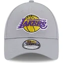 gra-justerbar-kurvad-keps-9forty-team-side-patch-fran-los-angeles-lakers-nba-av-new-era
