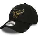 kepsar-curva-svart-justerbart-band-9forty-metallic-badge-fran-chicago-bulls-nba-av-new-era
