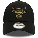kepsar-curva-svart-justerbart-band-9forty-metallic-badge-fran-chicago-bulls-nba-av-new-era