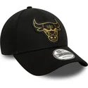 kepsar-curva-svart-justerbart-band-9forty-metallic-badge-fran-chicago-bulls-nba-av-new-era