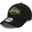 kepsar-curva-svart-justerbart-band-9forty-metallic-badge-fran-los-angeles-lakers-nba-av-new-era