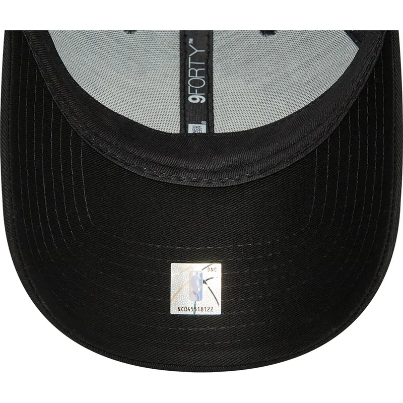 kepsar-curva-svart-justerbart-band-9forty-metallic-badge-fran-los-angeles-lakers-nba-av-new-era