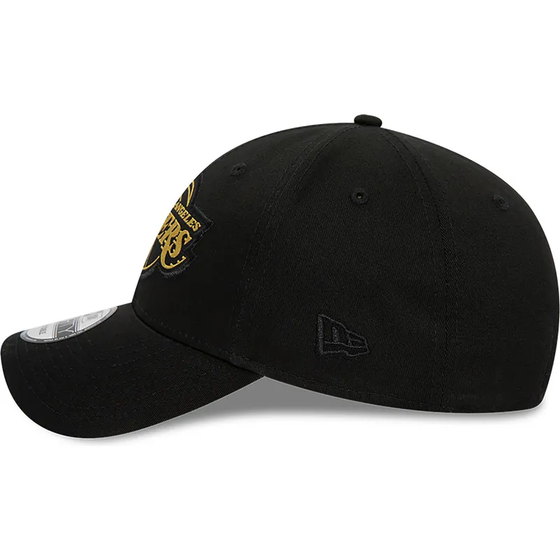 kepsar-curva-svart-justerbart-band-9forty-metallic-badge-fran-los-angeles-lakers-nba-av-new-era