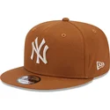 kepsar-plana-brun-snapback-9fifty-league-essential-fran-new-york-yankees-mlb-av-new-era