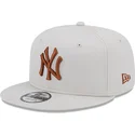 kepsar-plana-beige-snapback-marron-9fifty-league-essential-fran-new-york-yankees-mlb-av-new-era