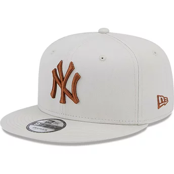 Beige platt snapback-keps med brun logo 9FIFTY League Essential från New York Yankees MLB av New Era