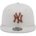 kepsar-plana-beige-snapback-marron-9fifty-league-essential-fran-new-york-yankees-mlb-av-new-era