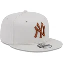 kepsar-plana-beige-snapback-marron-9fifty-league-essential-fran-new-york-yankees-mlb-av-new-era