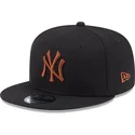svart-platt-snapback-keps-med-brunt-logo-9fifty-league-essential-av-new-york-yankees-mlb-fran-new-era