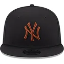 svart-platt-snapback-keps-med-brunt-logo-9fifty-league-essential-av-new-york-yankees-mlb-fran-new-era
