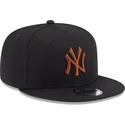 svart-platt-snapback-keps-med-brunt-logo-9fifty-league-essential-av-new-york-yankees-mlb-fran-new-era
