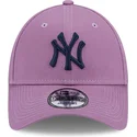 justerbar-lila-bojd-keps-med-marinbla-logga-9forty-league-essential-new-york-yankees-mlb-fran-new-era