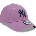 justerbar-lila-bojd-keps-med-marinbla-logga-9forty-league-essential-new-york-yankees-mlb-fran-new-era