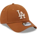 brun-justerbar-bojd-keps-med-beige-logotyp-9forty-league-essential-los-angeles-dodgers-mlb-fran-new-era