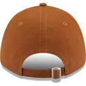brun-justerbar-bojd-keps-med-beige-logotyp-9forty-league-essential-los-angeles-dodgers-mlb-fran-new-era