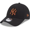 new-era-new-york-yankees-mlb-9forty-league-essential-justerbar-svart-bojd-keps-med-brunt-logo
