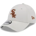 beige-justerbar-bojd-keps-med-brunt-logo-9forty-league-essential-chicago-white-sox-mlb-fran-new-era