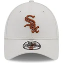 beige-justerbar-bojd-keps-med-brunt-logo-9forty-league-essential-chicago-white-sox-mlb-fran-new-era