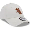beige-justerbar-bojd-keps-med-brunt-logo-9forty-league-essential-chicago-white-sox-mlb-fran-new-era