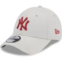 beige-justerbar-bojd-keps-med-rod-logotyp-9forty-league-essential-new-york-yankees-mlb-fran-new-era
