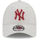 beige-justerbar-bojd-keps-med-rod-logotyp-9forty-league-essential-new-york-yankees-mlb-fran-new-era