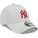 beige-justerbar-bojd-keps-med-rod-logotyp-9forty-league-essential-new-york-yankees-mlb-fran-new-era