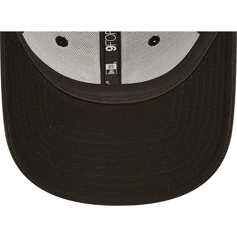 svart-justerbar-kurvad-keps-9forty-monogram-fran-new-york-yankees-mlb-av-new-era