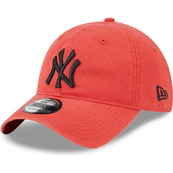 Justerbar röd böjd keps med svart logotyp 9TWENTY League Essential från New York Yankees MLB av New Era