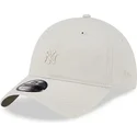 beige-justerbar-bojd-keps-med-beige-9twenty-mini-logo-av-new-york-yankees-mlb-fran-new-era