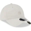 beige-justerbar-bojd-keps-med-beige-9twenty-mini-logo-av-new-york-yankees-mlb-fran-new-era