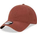 justerbar-brun-bojd-keps-med-brunt-logo-9twenty-mini-logo-av-new-york-yankees-mlb-fran-new-era