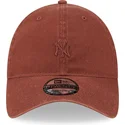 justerbar-brun-bojd-keps-med-brunt-logo-9twenty-mini-logo-av-new-york-yankees-mlb-fran-new-era