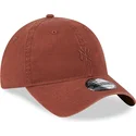 justerbar-brun-bojd-keps-med-brunt-logo-9twenty-mini-logo-av-new-york-yankees-mlb-fran-new-era