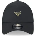 justerbar-svart-bojd-keps-9forty-med-chicago-bulls-nba-pin-fran-new-era