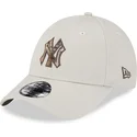 beige-justerbar-9forty-check-infill-new-york-yankees-mlb-keps-fran-new-era