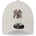 beige-justerbar-9forty-check-infill-new-york-yankees-mlb-keps-fran-new-era