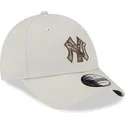 beige-justerbar-9forty-check-infill-new-york-yankees-mlb-keps-fran-new-era