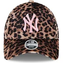 new-york-yankees-mlb-9forty-velour-justerbar-leopardmonstrad-kurvad-keps-med-rosa-logotyp-for-kvinnor-fran-new-era