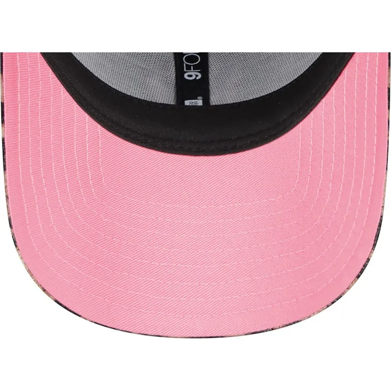 new-york-yankees-mlb-9forty-velour-justerbar-leopardmonstrad-kurvad-keps-med-rosa-logotyp-for-kvinnor-fran-new-era