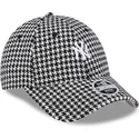 new-era-new-york-yankees-mlb-9forty-houndstooth-justerbar-svart-och-vit-kurvskarm-keps-for-damer