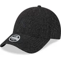 justerbar-svart-bojd-keps-med-svart-logotyp-for-kvinnor-9forty-hypertexture-av-new-york-yankees-mlb-fran-new-era