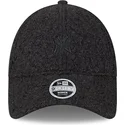 justerbar-svart-bojd-keps-med-svart-logotyp-for-kvinnor-9forty-hypertexture-av-new-york-yankees-mlb-fran-new-era