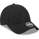 justerbar-svart-bojd-keps-med-svart-logotyp-for-kvinnor-9forty-hypertexture-av-new-york-yankees-mlb-fran-new-era