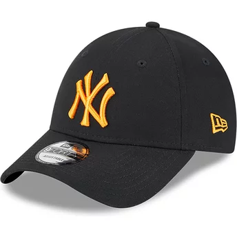 Svart justerbar kurvad keps med orange logotyp 9FORTY League Essential från New York Yankees MLB av New Era